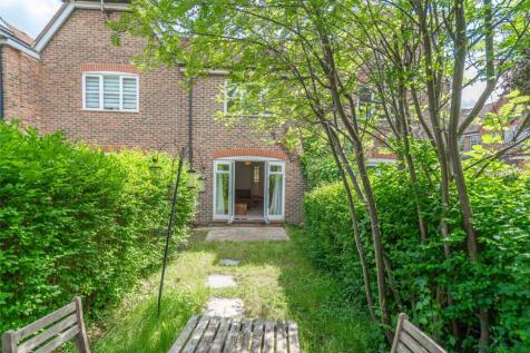 Greenfield Drive, London, N2 2 bed terraced house for sale