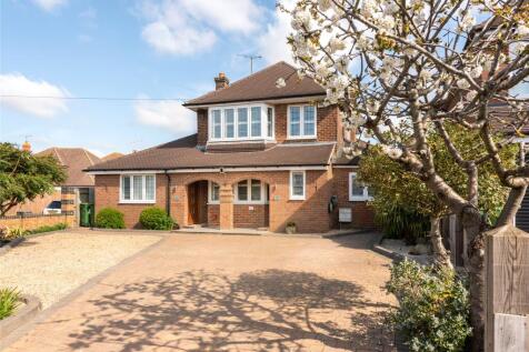 Broughton Avenue, Aylesbury... 4 bed detached house for sale