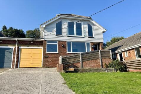 4 bedroom link detached house for sale