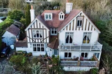 6 bedroom detached house for sale