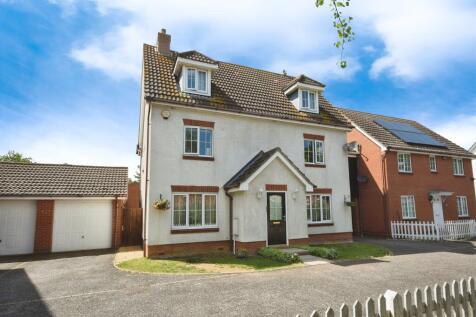 5 bedroom link detached house for sale