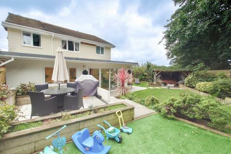 8 bedroom link detached house for sale