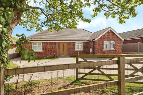 Folkards Lane, Brightlingsea, CO7 4 bed detached bungalow for sale