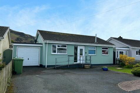 Heol Rowen, Fairbourne, Gwynedd, LL38 2 bed bungalow for sale