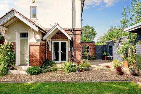 5 bedroom semi-detached house for sale