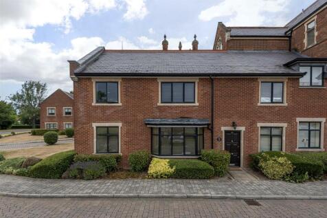 Royal Connaught Drive, Bushey WD23 2 bed flat for sale