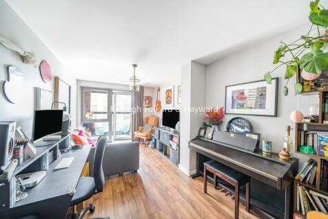 High Road, Whetstone, London, N20 2 bed flat for sale