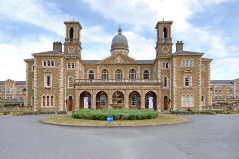 Royal Drive, Friern Barnet, London, N11 3 bed flat for sale