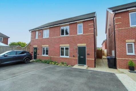 3 bedroom semi-detached house for sale