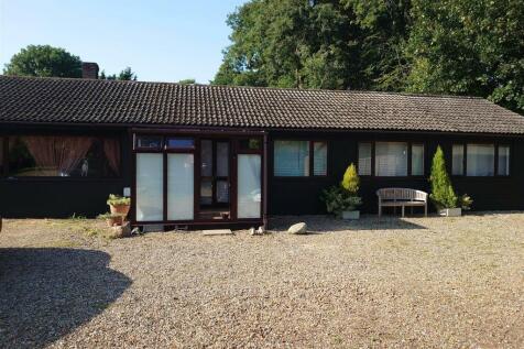 Main Road, Great Yarmouth NR29 4 bed detached bungalow for sale