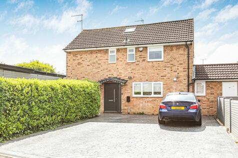 Puttocks Drive, Welham Green, AL9 3 bed end of terrace house for sale