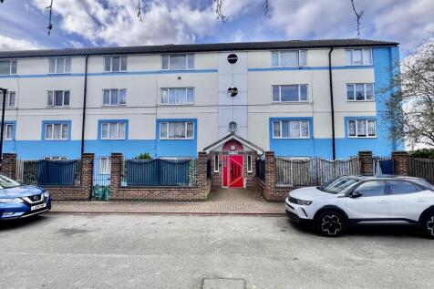 Harlech Gardens, Heston TW5 2 bed apartment for sale