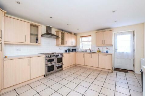 4 bedroom end of terrace house for sale