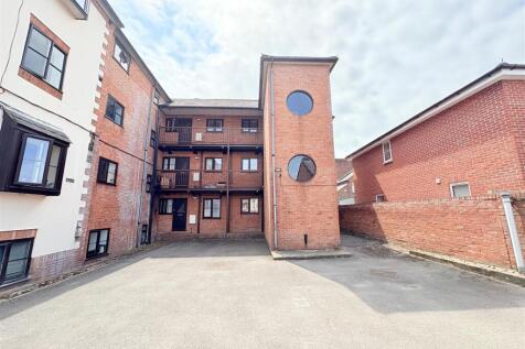 1 bedroom ground floor flat for sale