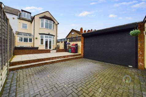 Kingsthorpe Grove, Northamptonshire NN2 4 bed end of terrace house for sale