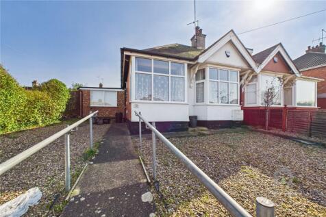 Fairway, Northampton NN2 2 bed bungalow for sale