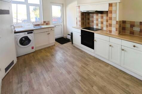 High Street, Surrey KT3 3 bed flat for sale