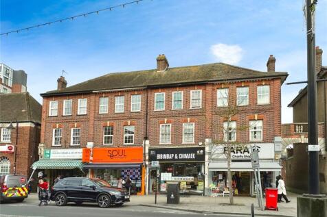 High Street, Surrey KT3 3 bed flat for sale