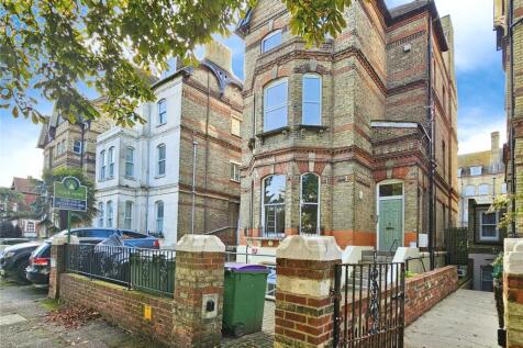 17 Earls Avenue, Kent CT20 2 bed flat for sale