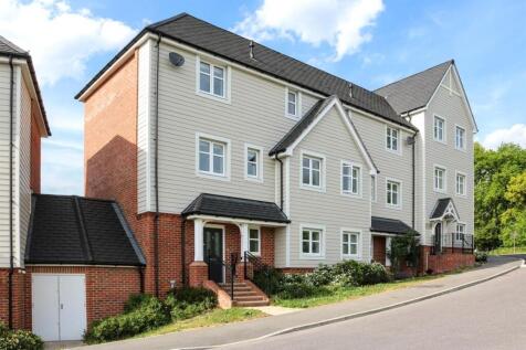 CONSORT DRIVE, LEATHERHEAD/COBHAM, KT22 3 bed semi
