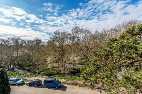 BRIDGE COURT, LEATHERHEAD, KT22 2 bed apartment for sale