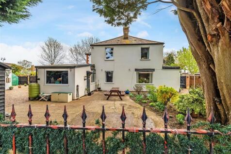 KINGSTON ROAD, LEATHERHEAD, KT22 2 bed semi