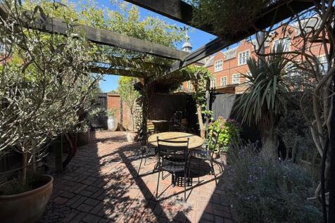 4 bedroom terraced house for sale
