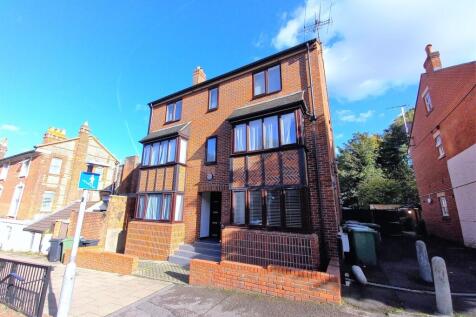 Winchester 3 bed flat for sale