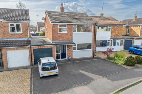 3 bedroom link detached house for sale