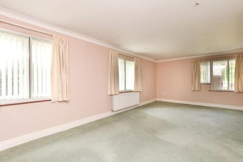 2 bedroom ground floor flat for sale