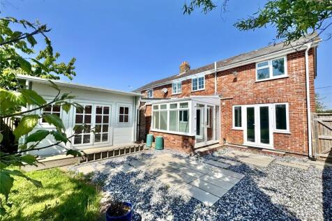 Pilley Hill, Pilley, Lymington... 4 bed semi