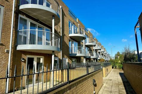 Almansa Way, Lymington, Hampshire, SO41 2 bed apartment for sale