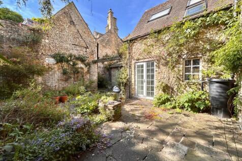 5 bedroom semi-detached house for sale