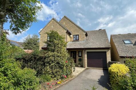Newleaze Gardens, Tetbury... 4 bed detached house for sale
