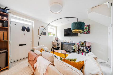 Park Avenue Mews, Tooting Borders CR4 1 bed end of terrace house for sale