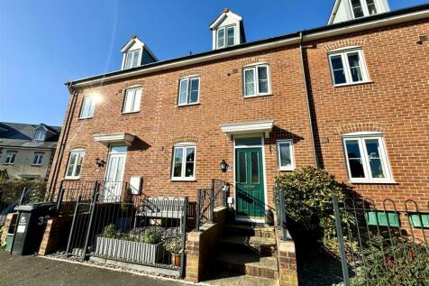 4 bedroom terraced house for sale