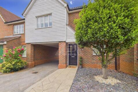 Cavendish Gardens, Aveley, South... 2 bed semi