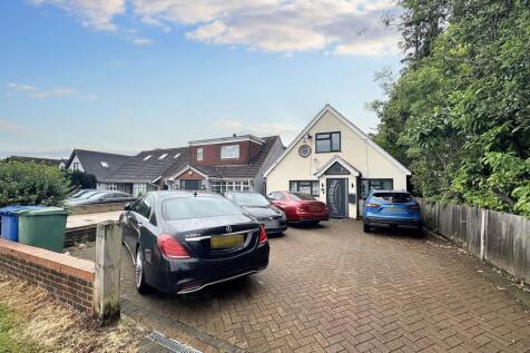 Harlington Road, Uxbridge, UB8 6 bed bungalow for sale
