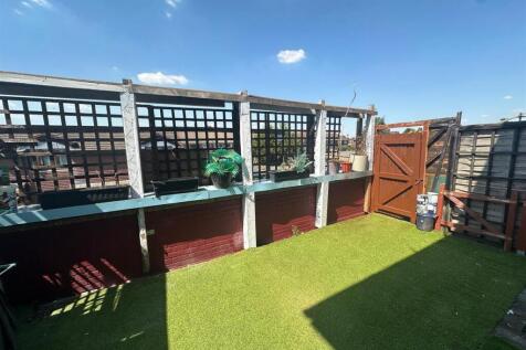 Clare Road, Stanwell 3 bed apartment for sale