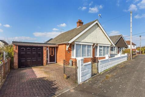 Dunmow Road, Andover 3 bed detached bungalow for sale