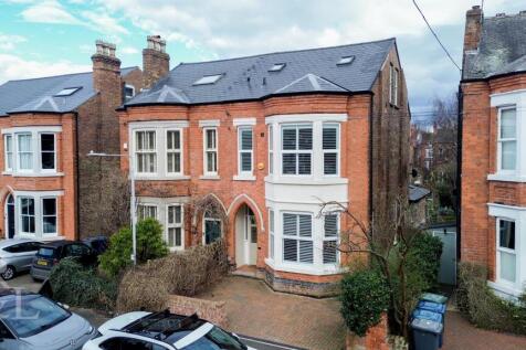 5 bedroom semi-detached house for sale