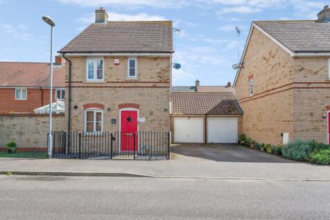 3 bedroom link detached house for sale