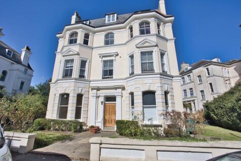4 Clifton Crescent, Folkestone, CT20 2 bed flat for sale
